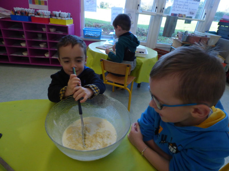 Dégustation de crêpes en maternelle