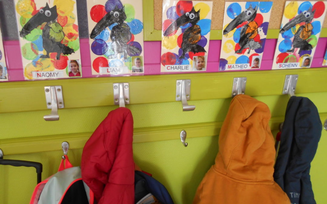 Décor du porte manteau en maternelle