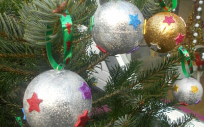 Carte et boules de Noël en maternelle