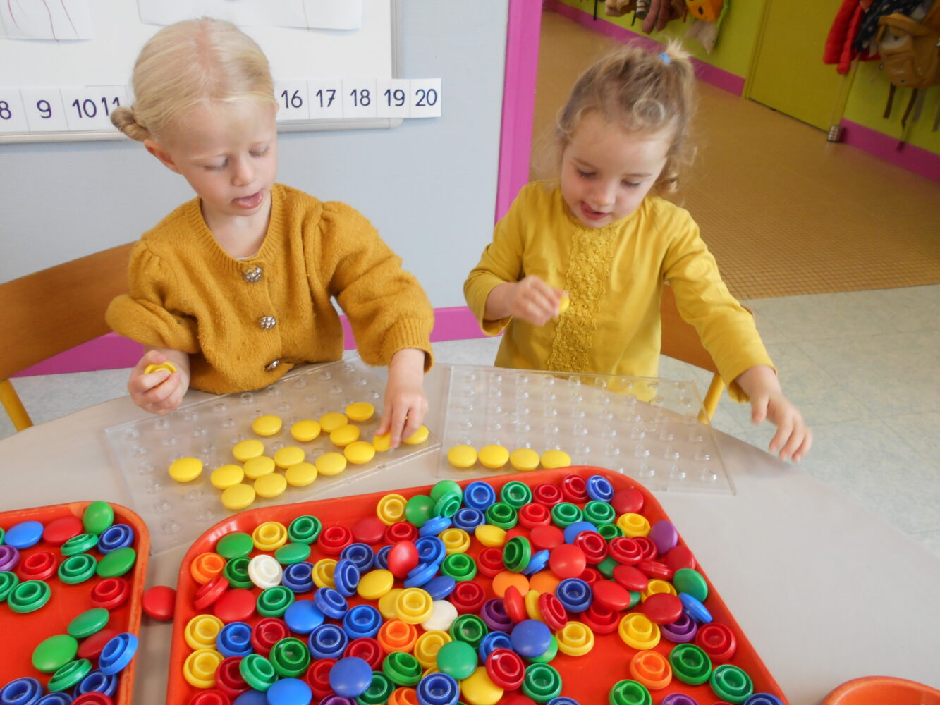 Jeu Éducatif Colorino Pat'Patrouille - 8 Scènes à Compléter - 31 Pions Colorés - Pour Enfants Dès 2 Ans