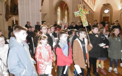 Découverte du chemin de croix de l’église pour les élèves du primaire