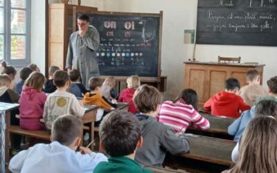 Les élèves de cycle 2 à l’école d’autrefois de Bothoa