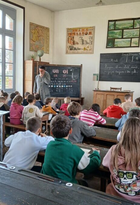 Les élèves de cycle 2 à l’école d’autrefois de Bothoa
