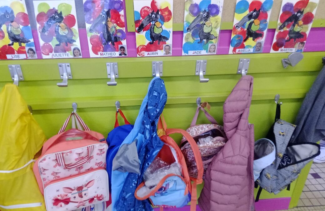 Rentrée et décor du porte manteau en maternelle